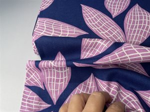 Fastvævet hør/viscose - smukke digitale blade i blid lilla på koboltblå bund